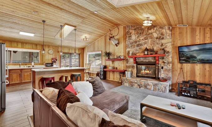Fox Farm Cabin | Pines & Needles Retreat at Big Bear- Hot Tub- Central Location-