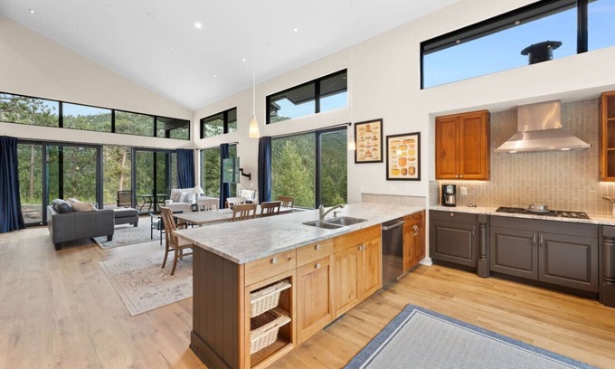 Jamestown House | Pineview Panorama Luxe Retreat | 20 Mins 2 Boulder
