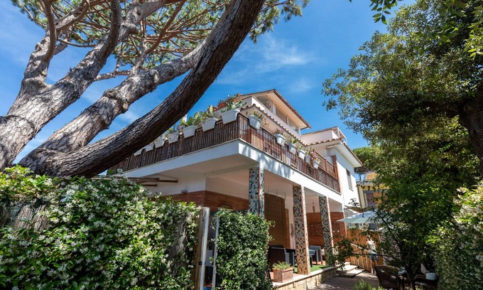 Fregenae Villa | Pinewood House, villa in Fregene 2 steps from the sea, and 40 minutes from Rome
