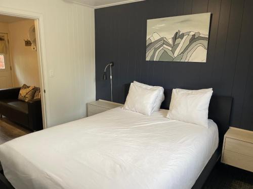 Golden Hotel | Pinewood Inn