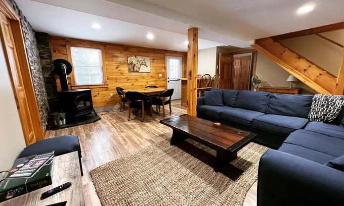 Mount Sunapee Cabin | Pinewood Lodge | Cozy Pet-Friendly Log Cabin 5 min to Mt Sunapee