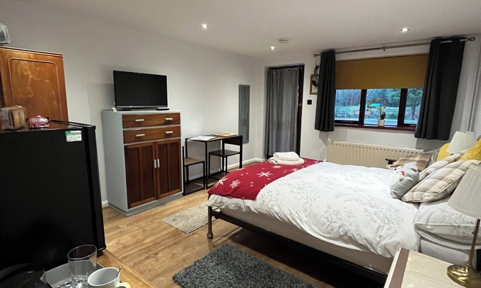 Ibstock Bed & Breakfast | Pinewood Lodge