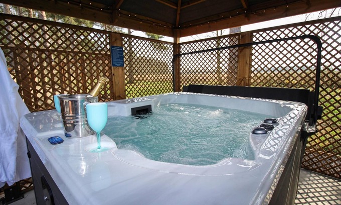 Ryther Apartment | Pinewood Lodge - Luxury Lodge with Hot Tub