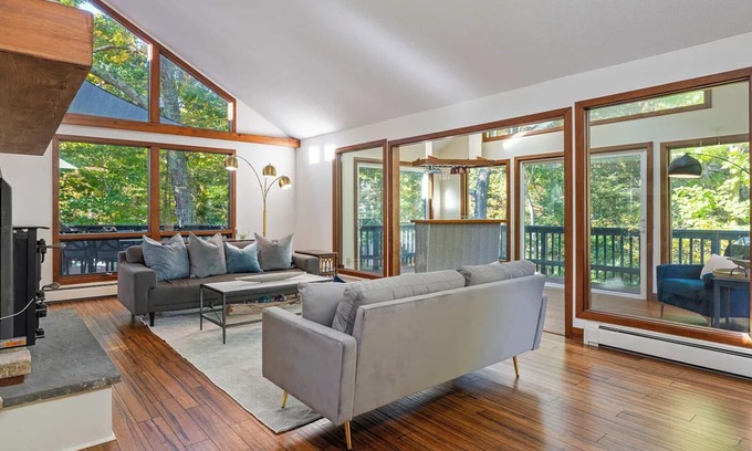 Cape Elizabeth House | Pinewood Perch: Post modern Sleeps 10+ & hot tub