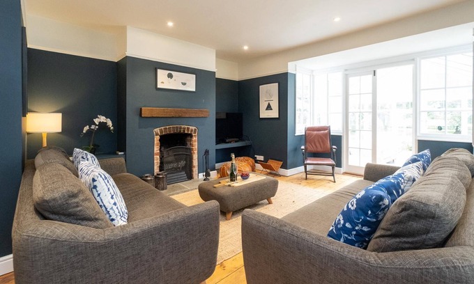 Aldeburgh Cottage | Pinewood - sleeps 8 guests in 4 bedrooms