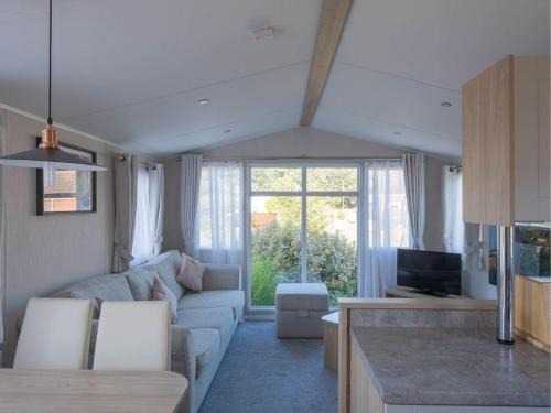 Wells-next-the-Sea Cabin | Pinewoods Park Style no.8 sleeps 6 – dog friendly
