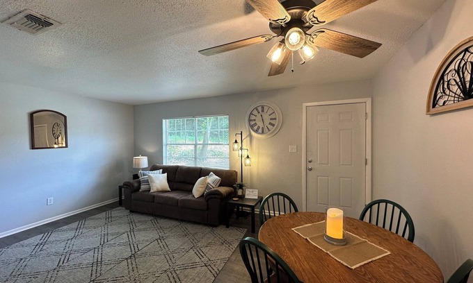 Texarkana House | Piney Woods 10 - King Bed