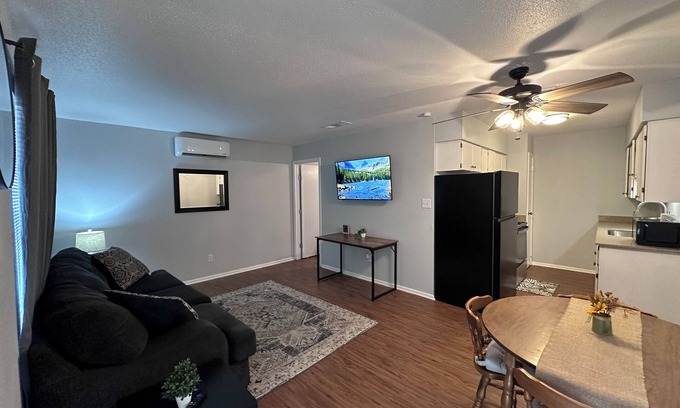 Texarkana Apartment | Piney Woods 7 - King Bed