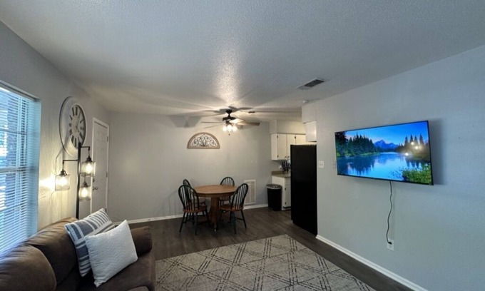 Texarkana Apartment | Piney Woods 8 - King Bed