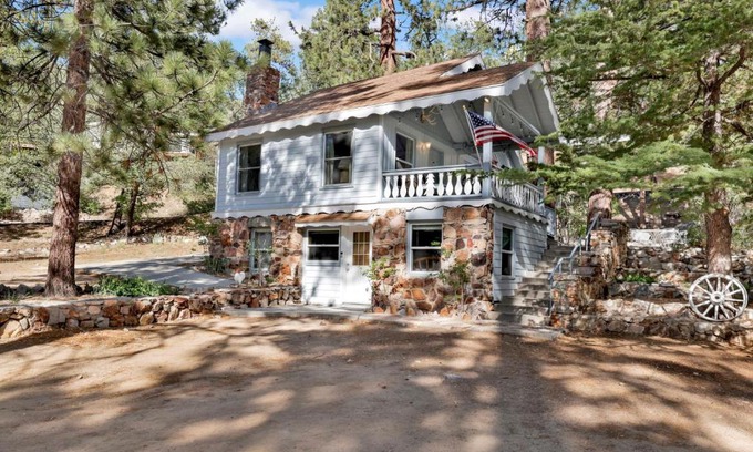 Fawnskin Ski Chalet | Pinglewood Cabin- Furnished Fawnskin Group Retreat