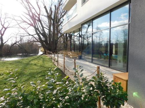 Banka Apartment | Pinia Slnava 01 - Luxury lakeside apartment with pool