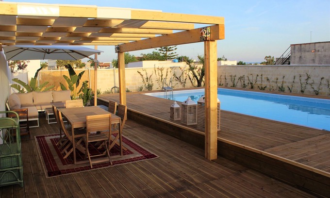 Torre Lapillo Villa | Pink Cottage. Finely furnished studio apartment with garden, patio and pool.