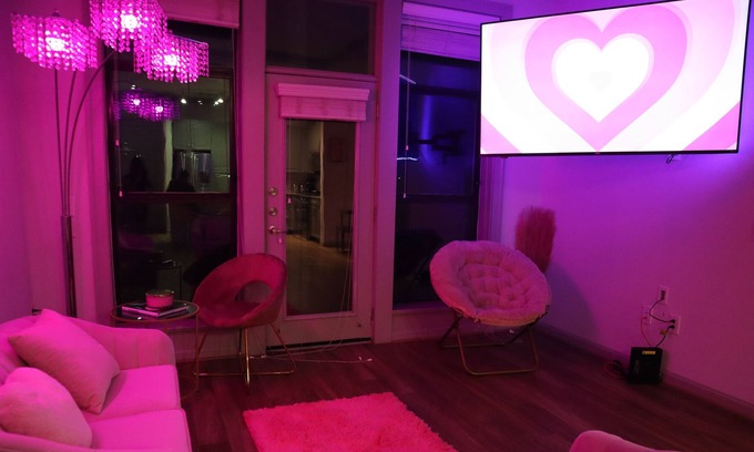 Westside Apartment | PINK LUXURY MIDTOWN ATL APARTMENT WITH ROOFTOP POOL