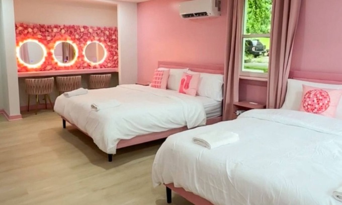 Dickerson Road House | Pink Nashville Cottage Girls' Trip, 12 Min to DT