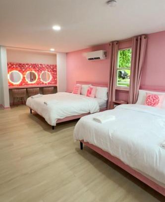 Dickerson Road House | Pink Nashville Cottage - Girls' Trip, 12 Min to Broadway