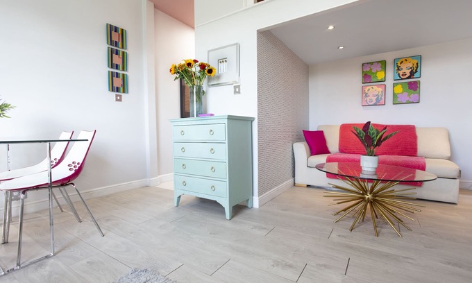 Earl's Court Apartment | PINK PALACE STUDIO in Central London- a studio but a LARGE MODERN Studio