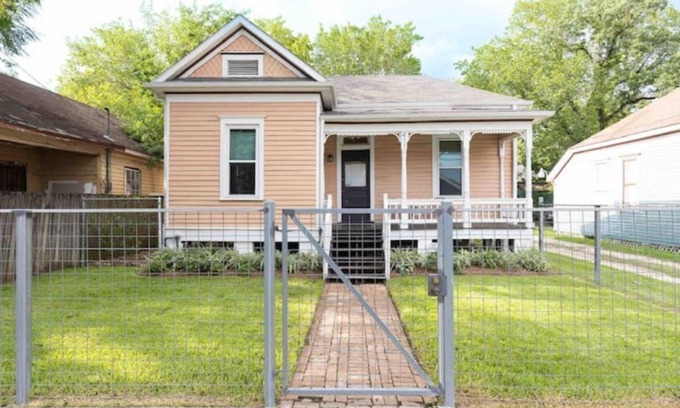 Northside House | Pink Treehouse - fully fenced yard