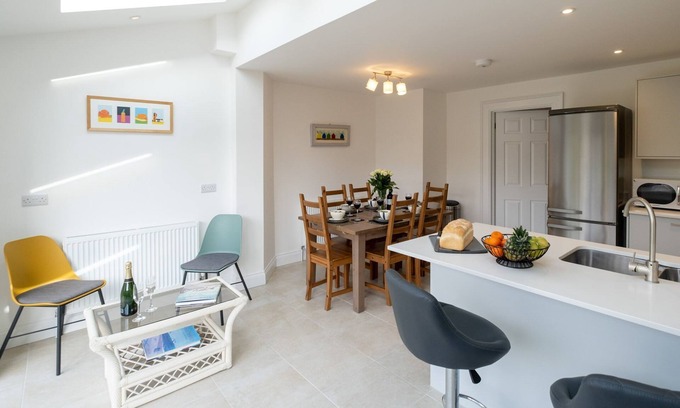 Aldeburgh Cottage | Pinky Cottage - sleeps 6 guests in 3 bedrooms