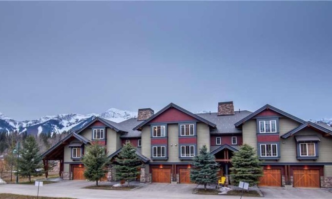 East Kootenay Ski Chalet | Pinnacle Ridge Chalets by Fernie Lodging Co