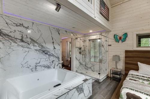 Cleveland House | Pinnacle Suite Treehouse Near Helen, Georgia