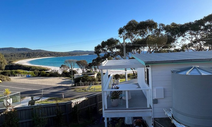 Binalong Bay House | PIPI SHACK Iconic waterfront shack at Binalong Bay Beach, Bay of Fires