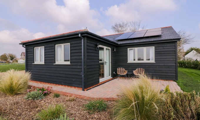Saint Osyth House | PIPPIN COTTAGE, romantic, with a garden in St. Osyth