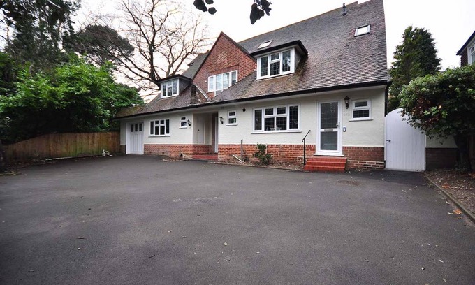 West Cliff Apartment | Pippin House in Bournemouth