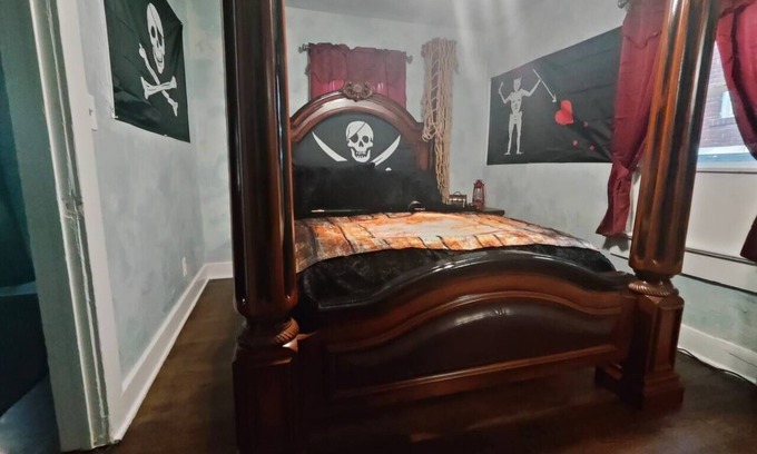 Fort Smith House | Pirate Seeking crew. Downtown with hot tub!