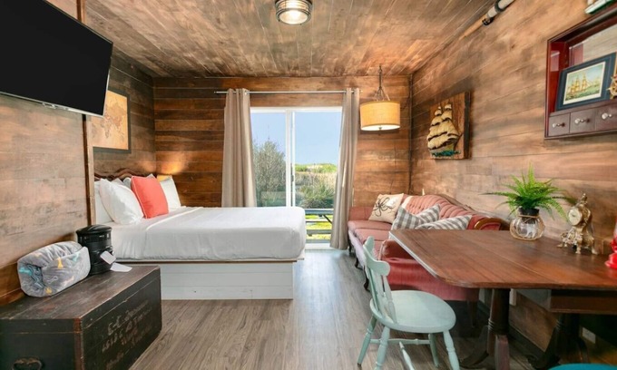 Grayland Hotel | Pirate Themed Room | Fast WiFi