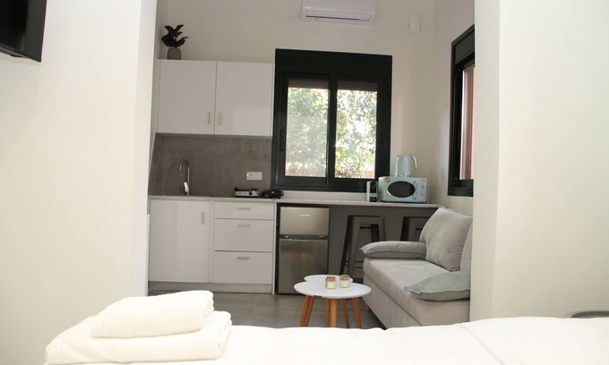 Pyrgos Apartment | Pirgos Warm Studio for 3 by MPS