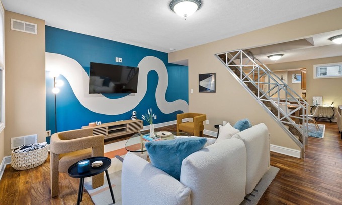 South Side Flats House | Pittsburgh Gem - 5BR - Downtown Deck View