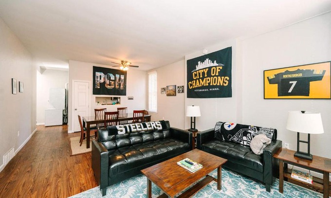 Manchester Apartment | Pittsburgh's Sports Suite- FREE driveway Parking