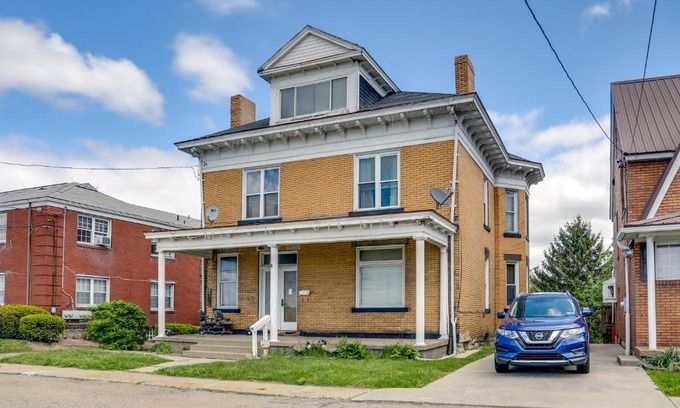 Ross Township Apartment | Pittsburgh Vacation Rental about 6 Mi to Downtown!