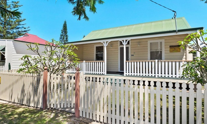 South West Rocks Cottage | PJ's Cottage - walk to the beach