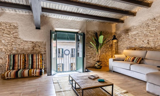 Old Town Apartment | Plaça del Vi Penthouse - Holiday Apartment in Girona | Bravissimo