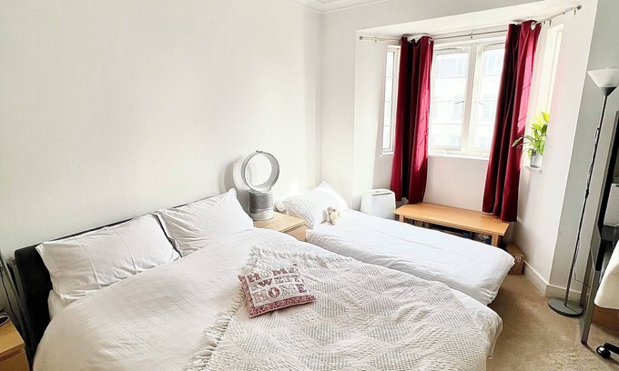 Mapesbury Apartment | Place to Chill, Zone 2, London. 5 min Walk from Tube. Great Connectionsn