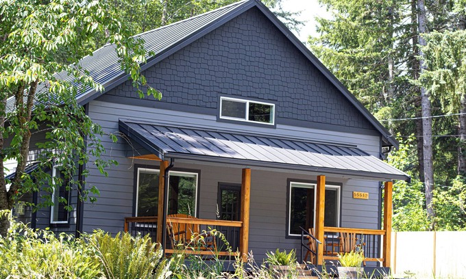Ashford House | Plan For Fall Now! Sleeps 8 - Hot Tub - Fire Pit