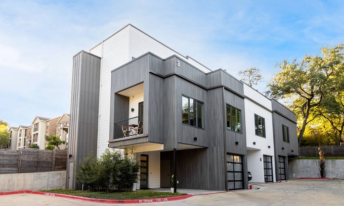 Galindo Apartment | Plant Filled Austin Loft 3B 3B Steps from S. Congress