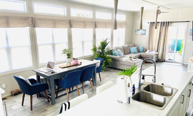 Sherkston Cottage | Plant Lovers 3 BR Family Cottage at Sherkston Shores