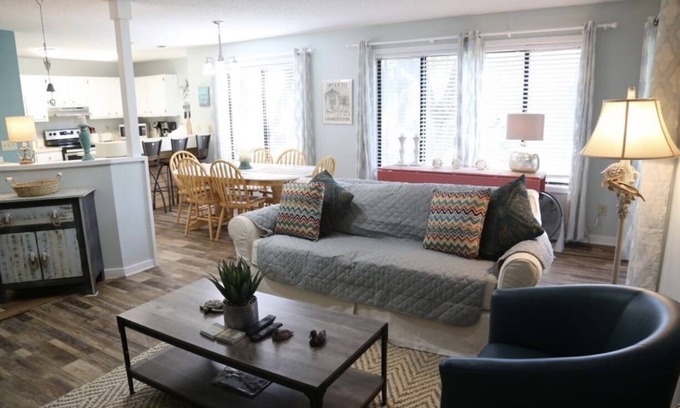 Edisto Island Condo | Plantation Nest-The Kerryman2. Screened porch overlooking 5th Tee Box