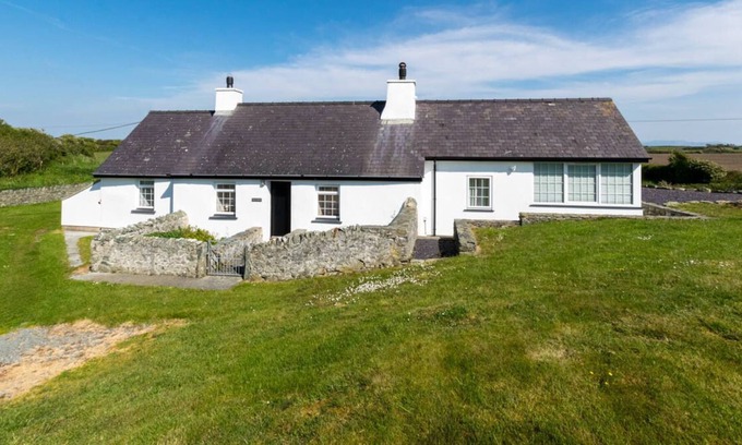 Caergeiliog House | Plas Bach in the beautiful Holyhead