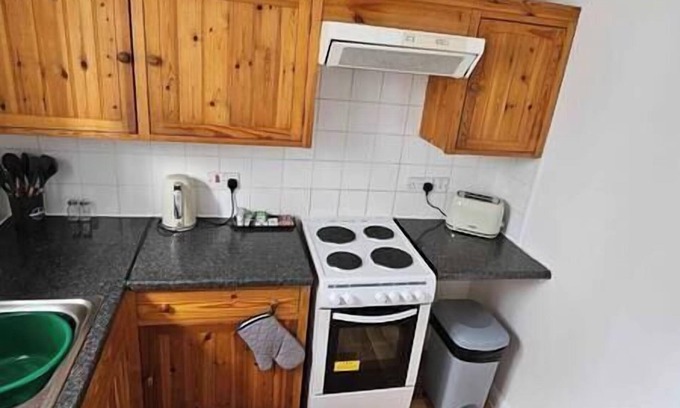Mynydd Isa Cottage | Plas Bellin Cosy Cottage Kitchen & Bath Wi-Fi & TV Pet-Friendly