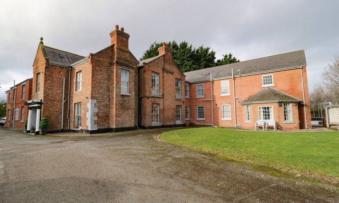 Saint Asaph Cottage | PLAS COCH, pet friendly, character holiday cottage in St Asaph