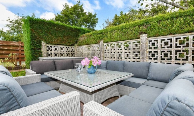 Garn Fadryn Cottage | Plas Newydd 7-beds · Country House with Heated Swimming Pool & Gardens
