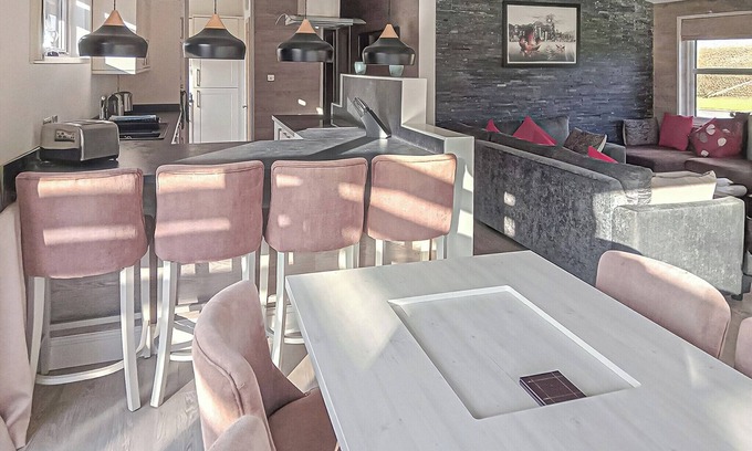 Newbury Ski Chalet | Platinum Spa Six Pet