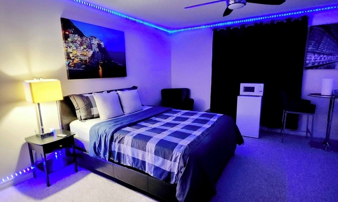London House | Platinum Staycation Suite- Private Ensuite Bedroom with free parking