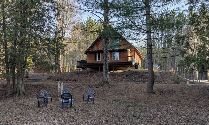 Beulah Cabin | Platte Haven: Golden Leaves & Scenic Trails – The Ultimate Fall Getaway!