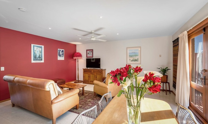South Hobart House | PLATYPUS COTTAGE. Watch them play from the garden.