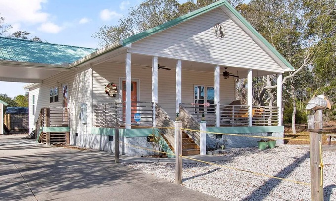Supply House | Play - Surf, SUP, Fish, and Bike ~ 2 miles to Beach, Community Dock on ICW