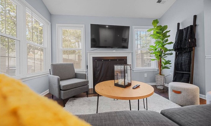 Montgomery Village House | Playground | Kid & Pet Friendly!